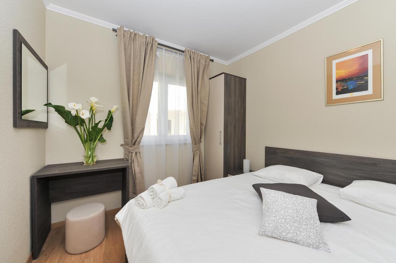 Apartmani Peric 1 Meka Draga Обровац Экстерьер фото