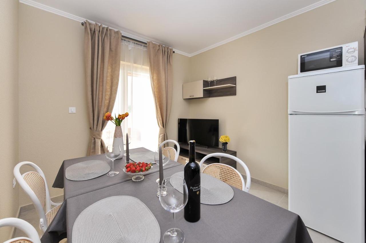 Apartmani Peric 1 Meka Draga Обровац Экстерьер фото