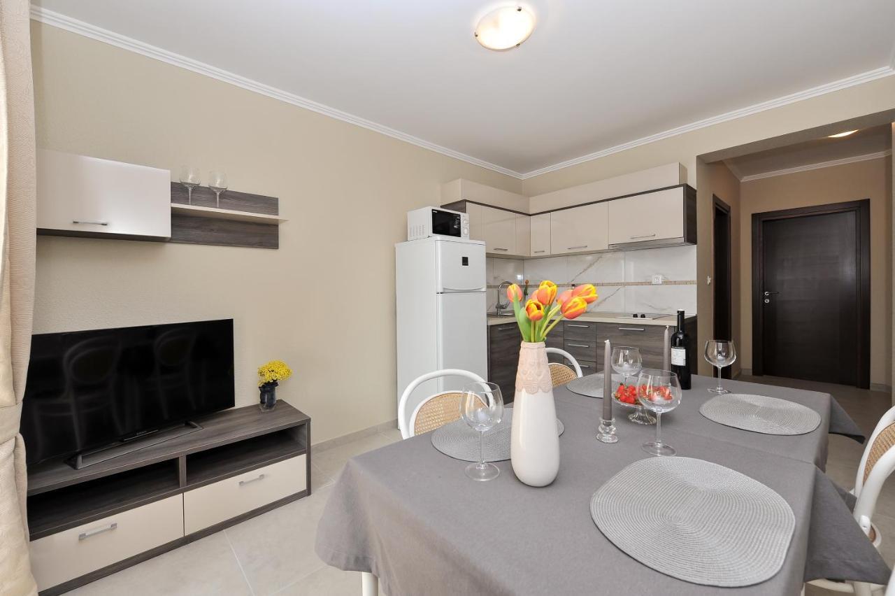Apartmani Peric 1 Meka Draga Обровац Экстерьер фото