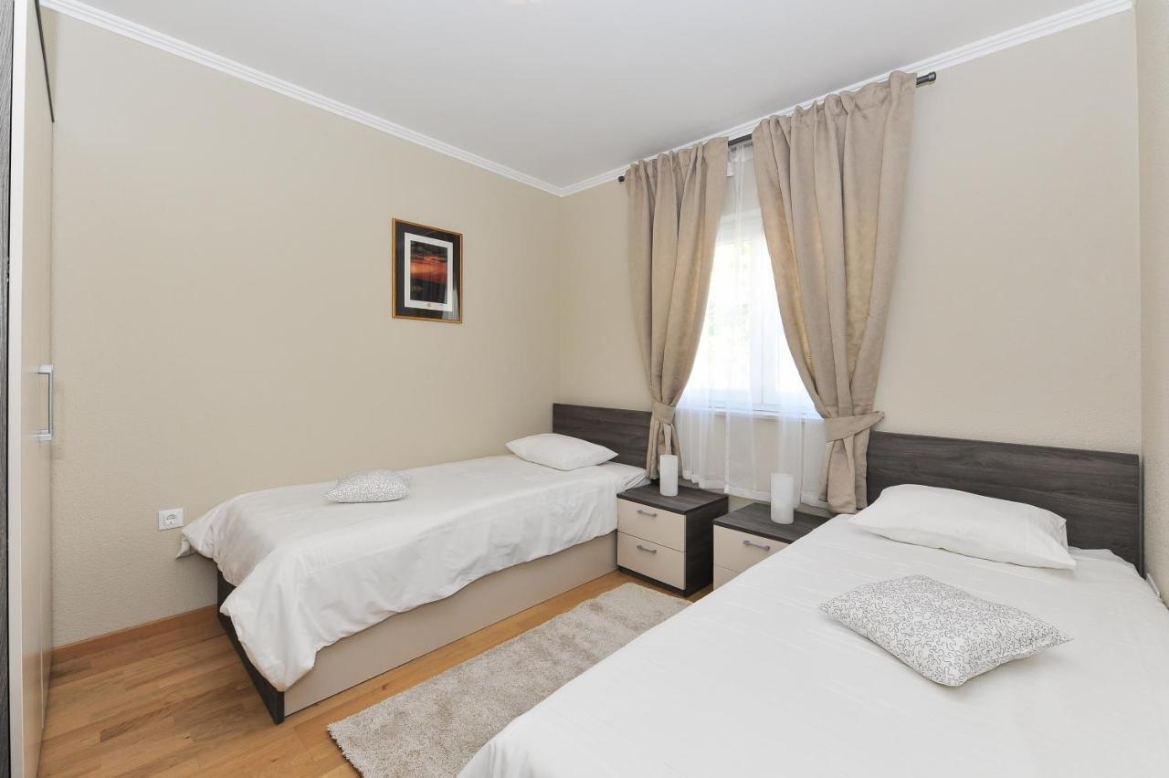 Apartmani Peric 1 Meka Draga Обровац Экстерьер фото