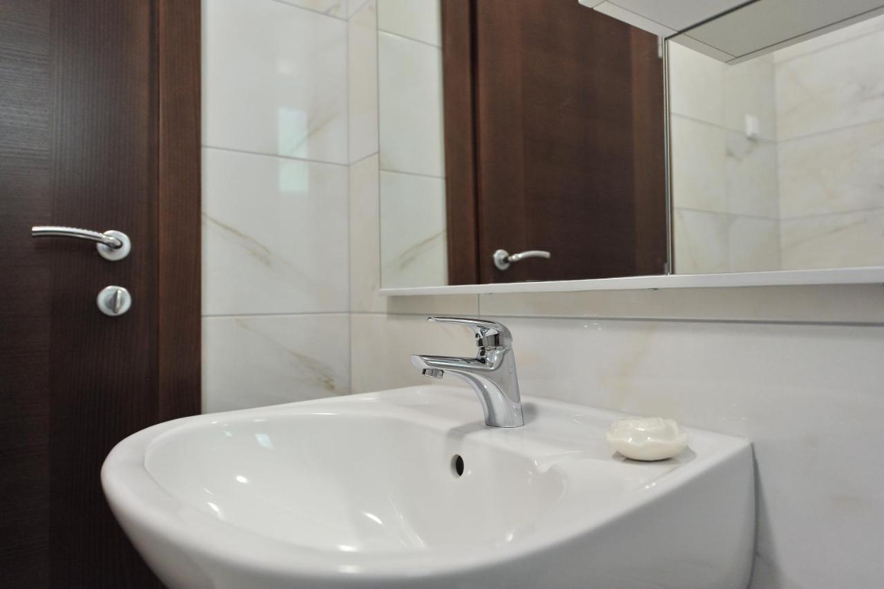 Apartmani Peric 1 Meka Draga Обровац Экстерьер фото