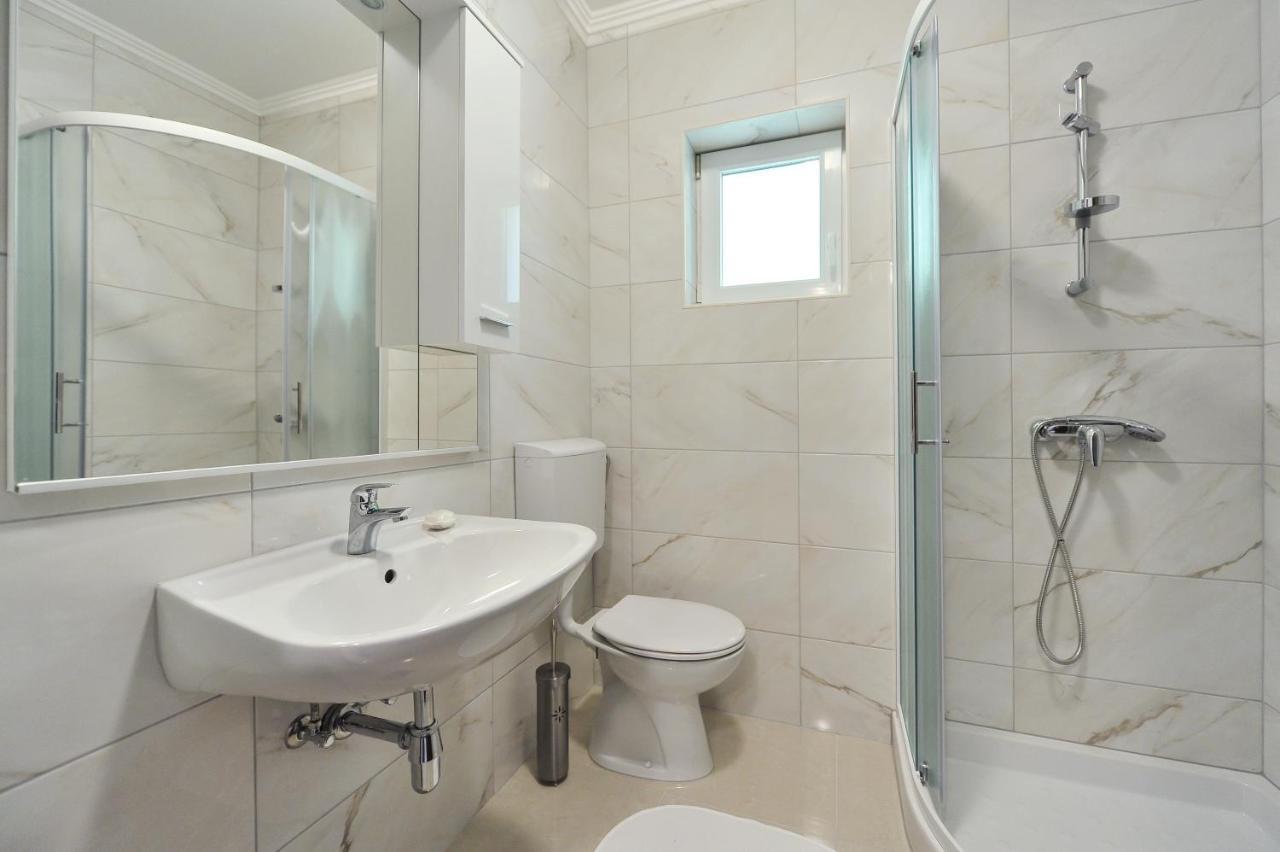 Apartmani Peric 1 Meka Draga Обровац Экстерьер фото